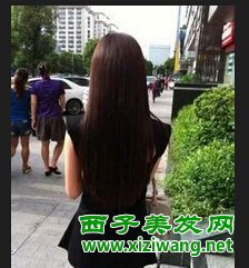 女生齊發(fā)尾直發(fā)背影圖內(nèi)扣發(fā)尾很清純