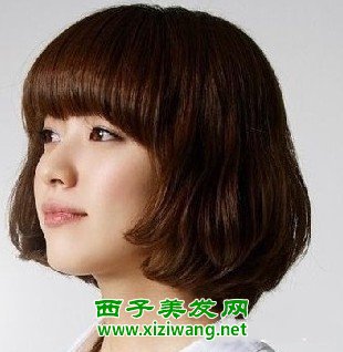 2022知性短發美女圖片輕盈不失時尚